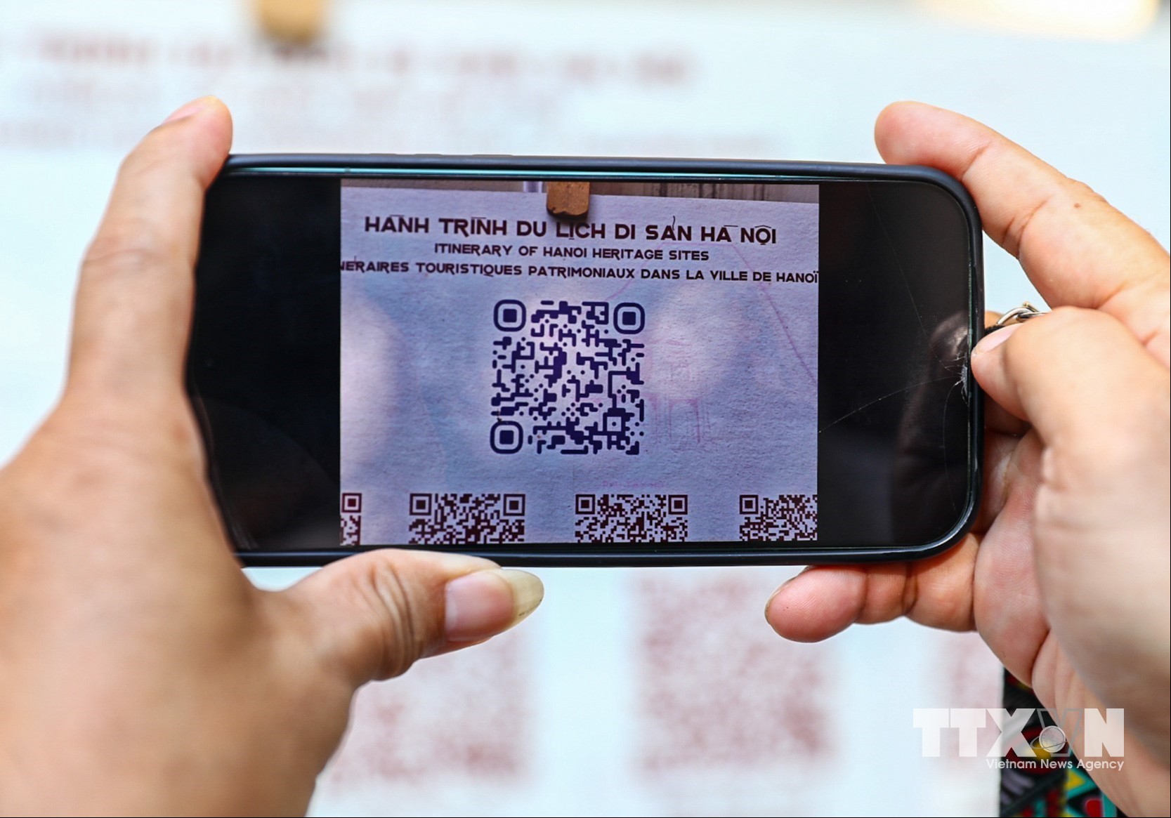 28 mã QR là các hành trình kết nối 28 điểm di tích, cung cấp thông tin song ngữ về lịch sử, kiến trúc, tín ngưỡng, lễ hội và nghề truyền thống. (Ảnh: Khánh Hoà/TTXVN)